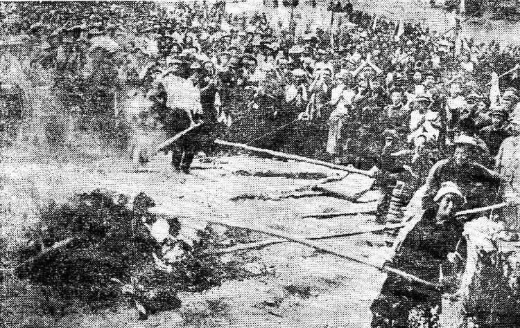 Camponeses e pastores queimam títulos de propriedade de terras durante a revolução democrática