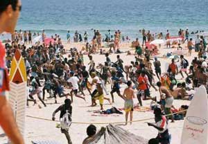 Praia de Carcavelos a 10 de Junho: Jovens fogem de carga policial