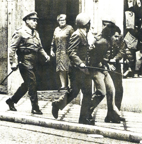 A polícia de choque ataca uma manifestação de bancários, 1973