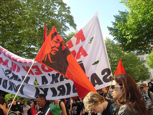 Manifestantes com bandeiras de Mao