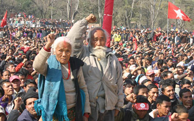 Casal de camponeses idosos ergue os punhos cerrados