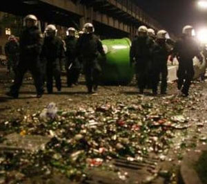 Polícia de choque e vidros partidos no chão