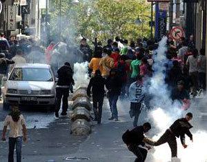 Manifestantes enfrentam a polícia de choque em Istambul