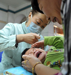 Bebé em tratamento num hospital chinês