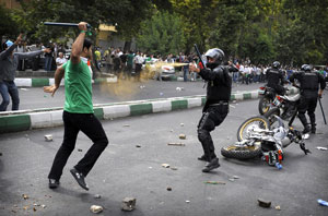 Um polícia dispara gás lacrimogéneo contra um manifestante