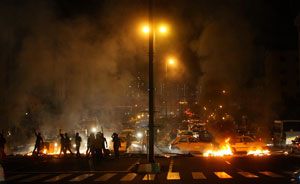 Manifestantes ateiam fogos numa rua de Teerão, na madrugada de 15 de Junho de 2009