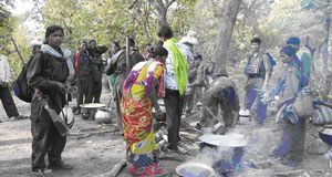 Membros do Exército Guerrilheiro Popular de Libertação na floresta de Dandakaranya, Índia central