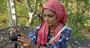 Arundhati Roy durante uma visita à floresta onde ela entrevistou os guerrilheiros maoistas