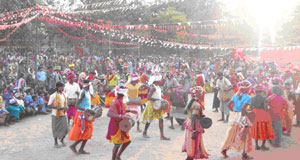 Festival anual Bhumkal, supervisionado por mulheres guerrilheiras