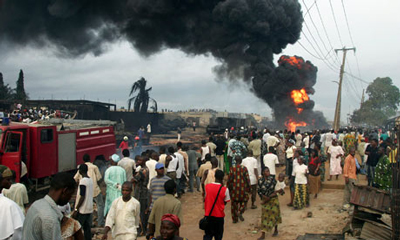 Uma ruptura num oleoduto num subúrbio de Lagos após uma explosão em 2008