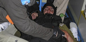 Activistas a bordo do “Mavi Marmara” retêm um soldado israelita que havia invadido o navio