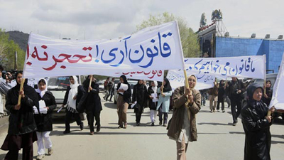 Durante os protestos contra a Lei da Família a 15 de Abril de 2009, cerca de 300 mulheres afegãs foram cercadas e apedrejadas por cerca de mil homens afegãos