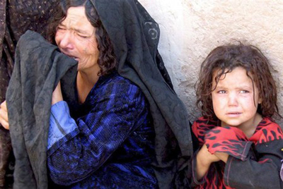 Mulher afegã chora a morte de um familiar assassinado num ataque aéreo da coligação invasora em Agosto de 2008