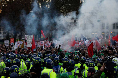 Os manifestantes enfrentam a polícia