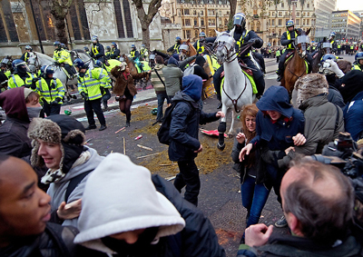 A polícia montada ataca os manifestantes, tentando dividi-los