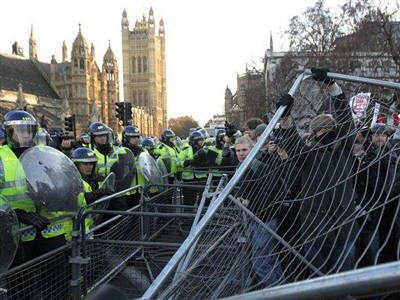 Os estudantes tentam desmontar as barreiras instaladas pela polícia