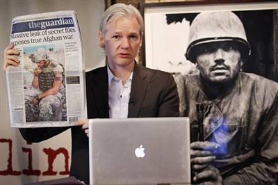 Julian Assange com o jornal “The Guardian” que contém material da WikiLeaks