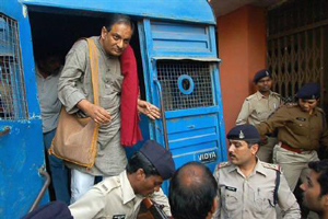 Binayak Sen à chegada ao tribunal em Raipur a 24 de Dezembro de 2010
