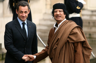 Sarkozy e Muammar Khadafi em França