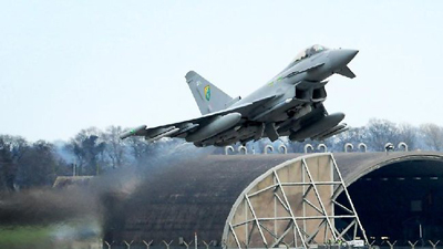Avião militar britânico levanta voo da base aérea de Lincolnshire