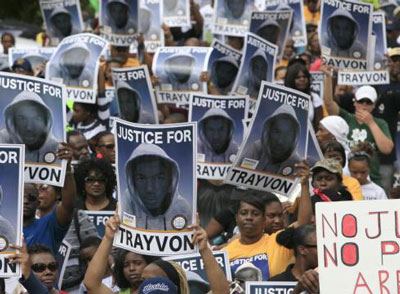 Cartazes erguidos em protesto contra o assassinato de Trayvon Martin