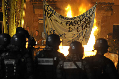 Manifestantes que se opõe à barragem de Sivens enfrentam a polícia de choque em Gaillac, França