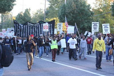 A população de Ferguson saiu às ruas em memória de Michael Brown no dia 22 de Outubro