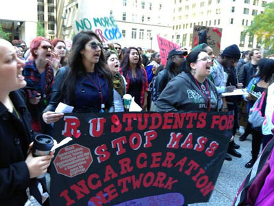 Estudantes da Roosevelt University juntam-se aos outros manifestantes no centro de Chicago contra o encarceramento em massa