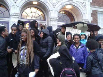 Manifestantes em Seattle enfrentam a chuva