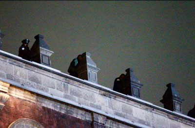 Atiradores furtivos colocados no telhado do Palácio Nacional