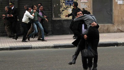 Imagem do assassinato de Shaimaa al Sabbagh a 24 de Janeiro por polícias de choque mascarados