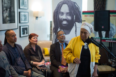 Conferência de imprensa da Coligação Libertem Mumia Abu-Jamal no Restaurante Madiba, Harlem, 7 de Maio de 2015