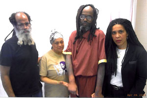 Mumia Abu-Jamal com Abdul Jon, Johanna Fernandez e Pam Africa