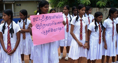 Centenas de meninas das escolas da região saíram à rua para protestar contra a violação e assassinato de Vidya Sivaloganathan