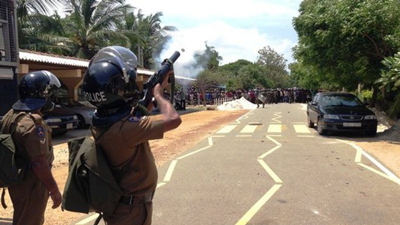 A polícia cingalesa reprime um dos protestos contra a violação e assassinato de Vidya