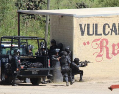 Um policía a usar uma arma