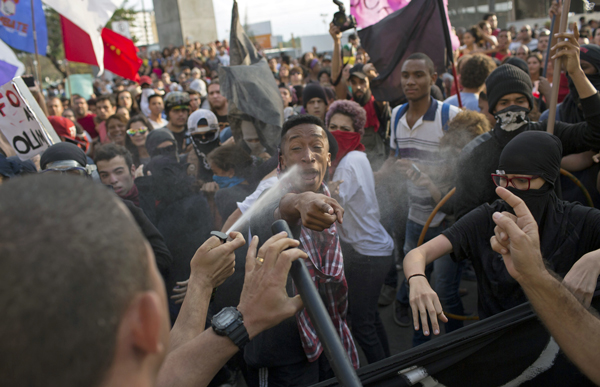 Polícia borrifa gás pimenta sobre os manifestantes