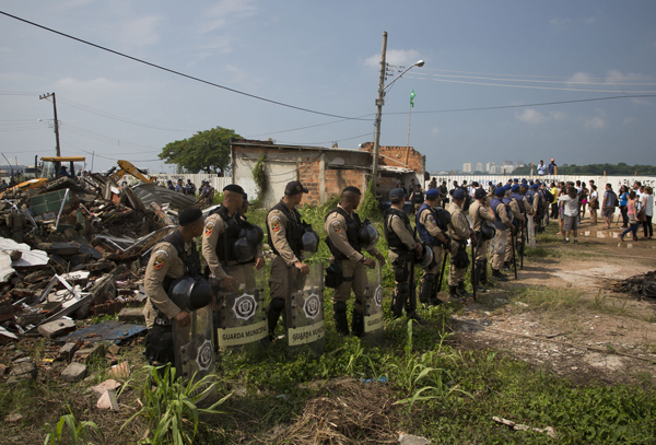 A polícia do Rio de Janeiro durante a demolição da favela Vila Autódromo