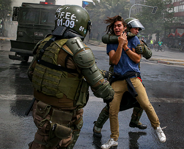 Confrontos entre os manifestantes e a polícia no Chile