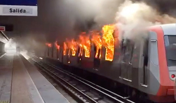 Dezenas de estações do metro foram atacadas e incendiadas no Chile
