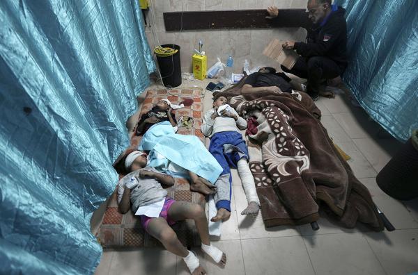 Palestinos feridos pelos bombardeamentos israelitas da Faixa de Gaza numa sala de tratamento improvisada no Hospital Al-Aqsa, 23 de novembro de 2023 (Foto: AP)