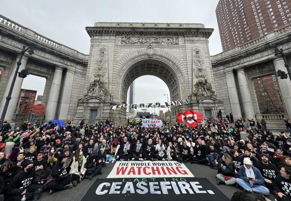 Cidade de Nova Iorque, o grupo Voz Judaica pela Paz bloqueia a Ponte de Manhattan, 26 de novembro de 2023 (Foto: @jvplive)
