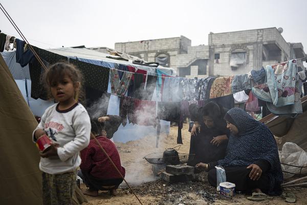Sul de Gaza: Várias centenas de milhares de palestinos deslocados dormem ao ar livre por não haver lugares nos abrigos, dezembro de 2023