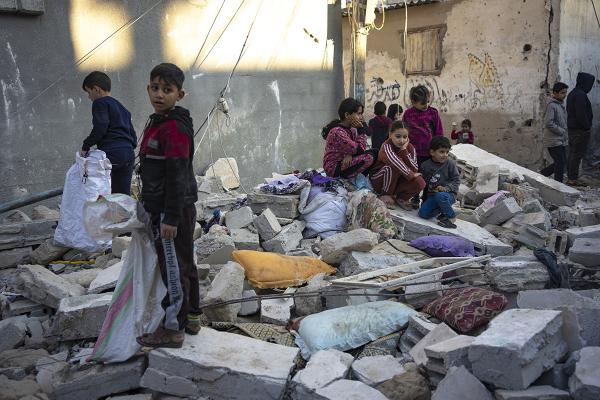 Destruição causada por um ataque israelita em Rafah, no sul da Faixa de Gaza, 29 de dezembro de 2023