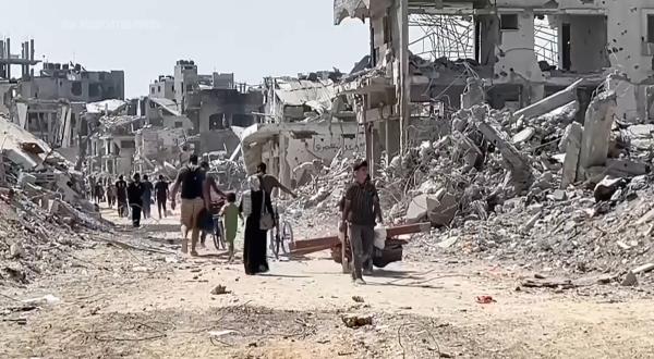Palestinos inspecionam a destruição no bairro de Shijaiyah