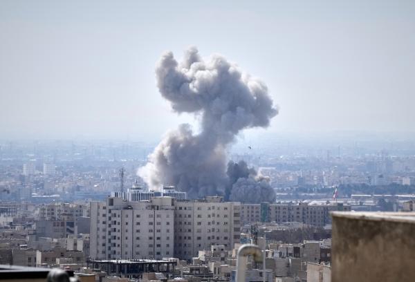 Uma coluna de fumo no ar após um ataque dos EUA e Israel