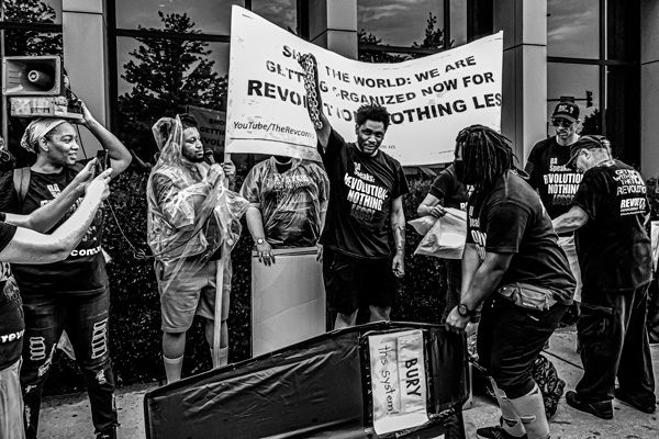 Chicago. As pessoas atiraram símbolos do que será enterrado com este sistema