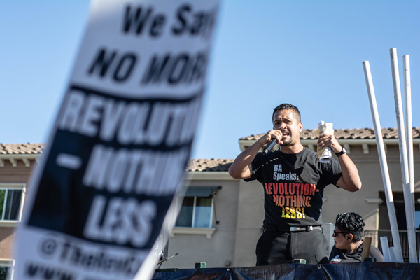 Noche Diaz, porta-voz nacional do Clube Revolução, frente à sede do Xerifado do condado de Los Angeles