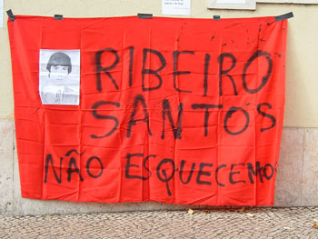 Pano vermelho colocado à entrada do cemitério