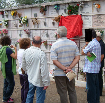 Ouvindo as intervenções frente à campa de Alexandrino de Sousa